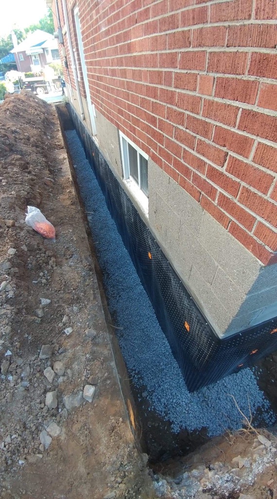 Waterprofoing a Foudnation in Hamilton Cross-section diagram of an exterior weeping tile installation showing 4-inch perforated pipe, 3/4 inch clear stone, and foundation membrane.